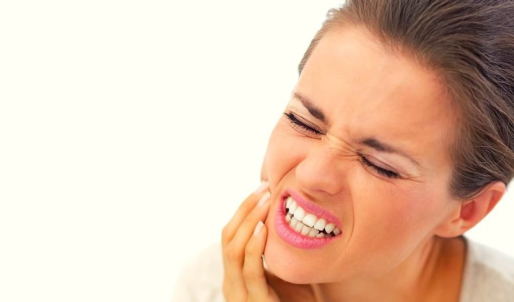 أسباب متنوعة قد تقف خلف معاناتك من حساسية الأسنان المزعجة!